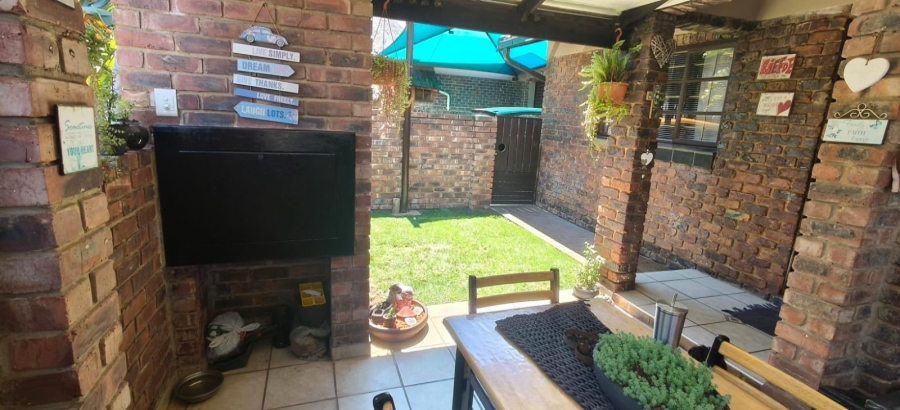 2 Bedroom Property for Sale in Geelhoutpark North West